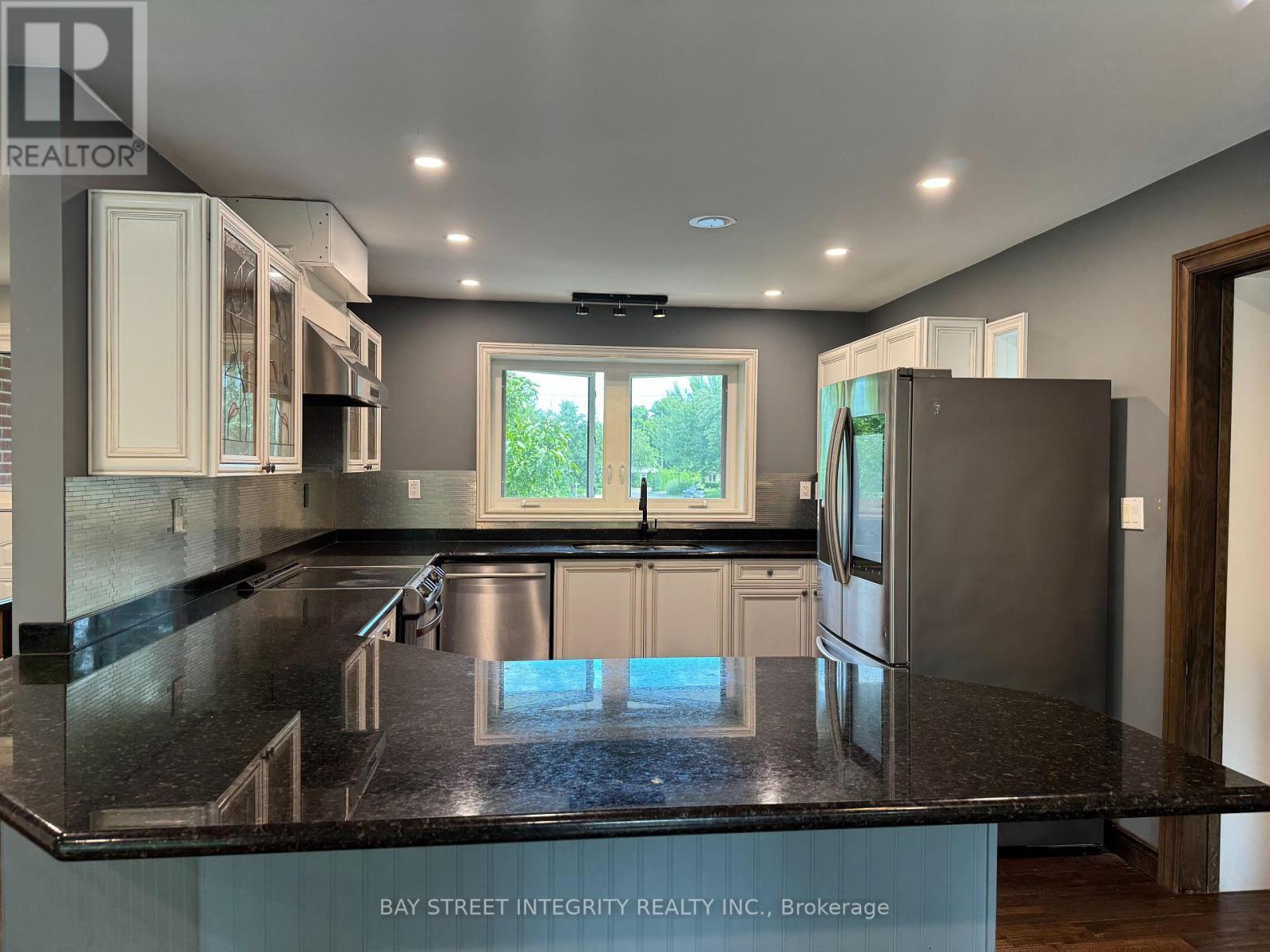 1339 Pinegrove Road, Oakville, Ontario L6L 2X2 - Photo 4 - W13552350