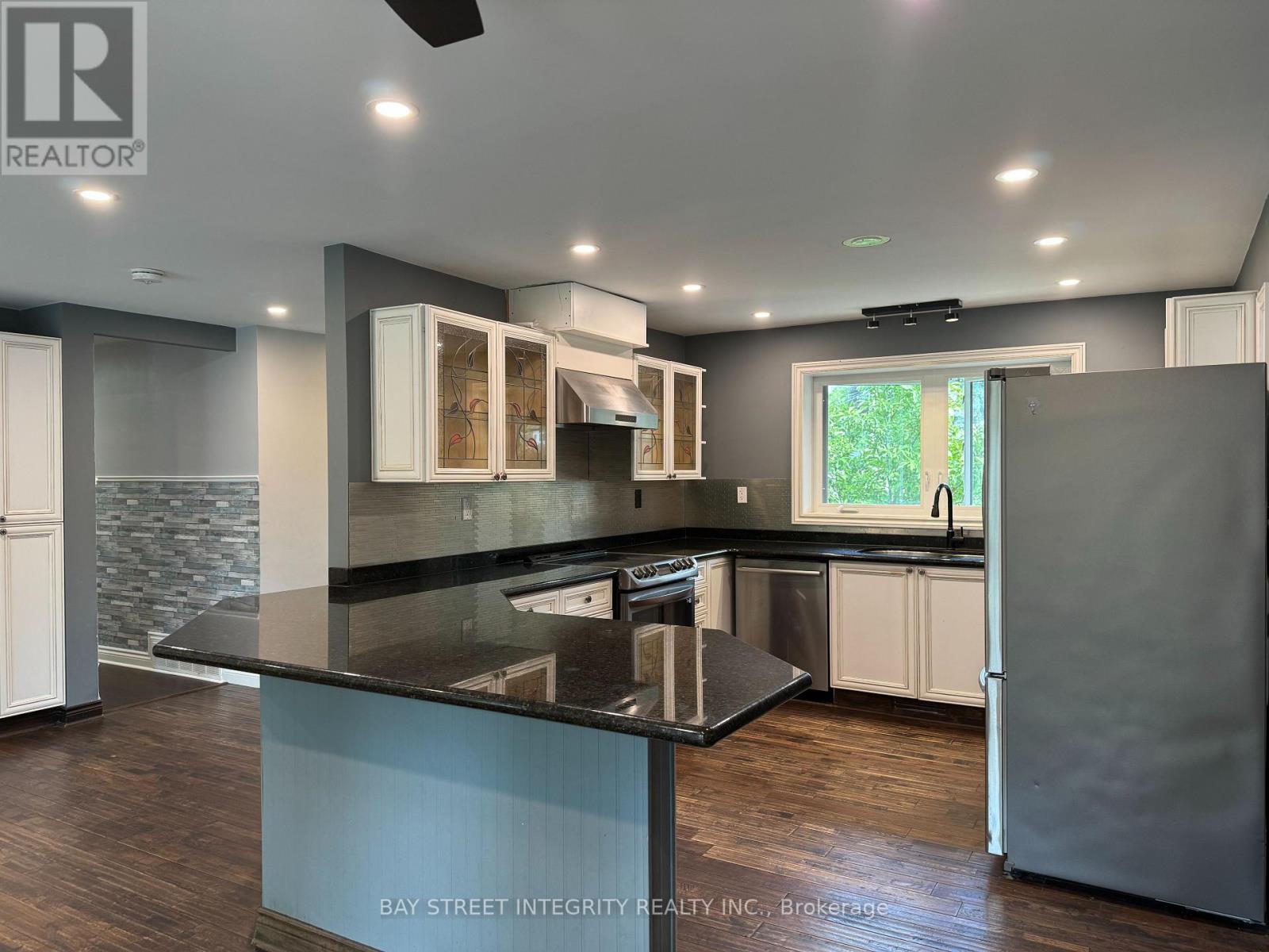1339 Pinegrove Road, Oakville, Ontario L6L 2X2 - Photo 5 - W13552350