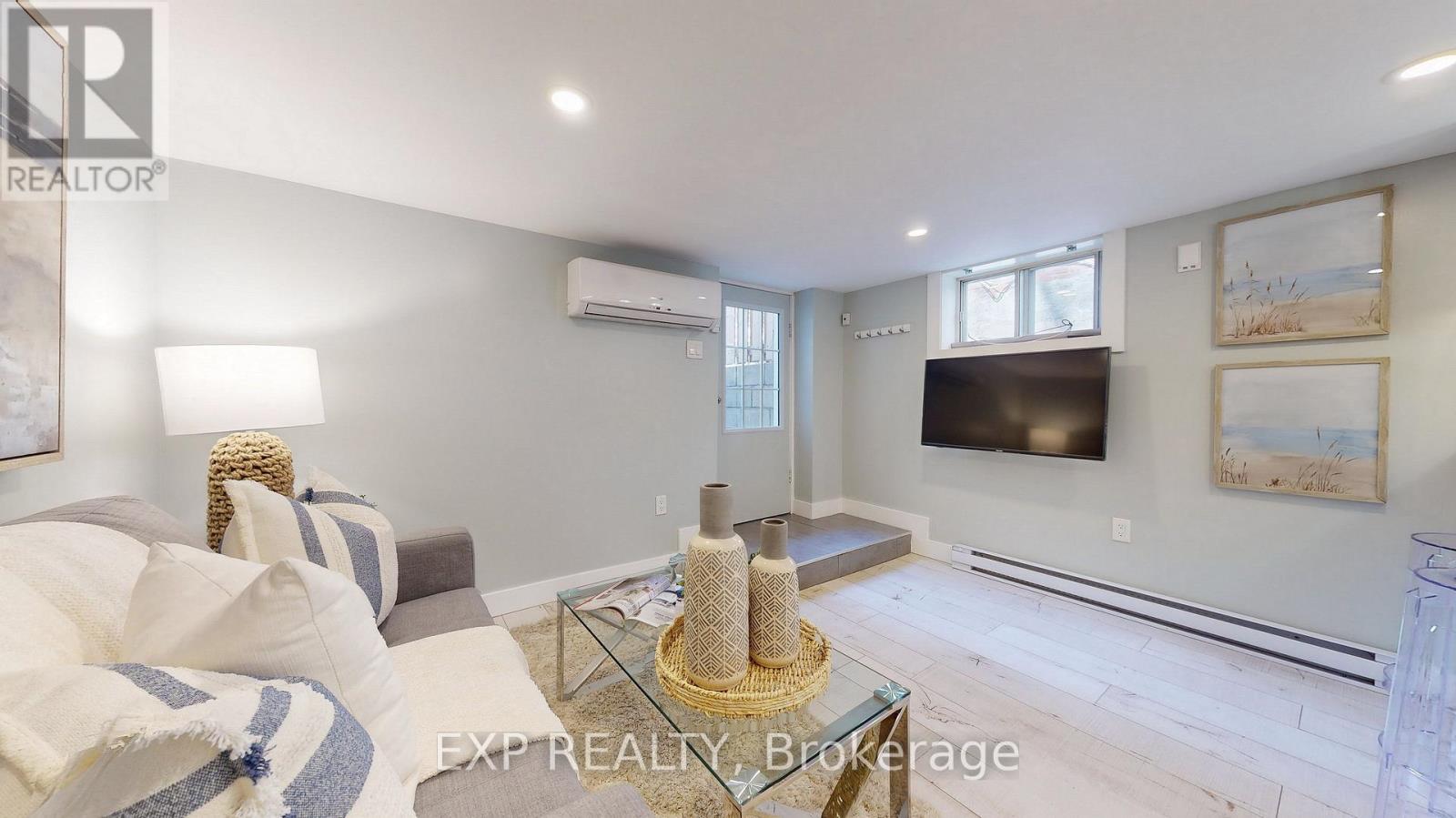 D - 122 Parkmount Road, Toronto, Ontario M4J 4V4 - Photo 3 - E13526802
