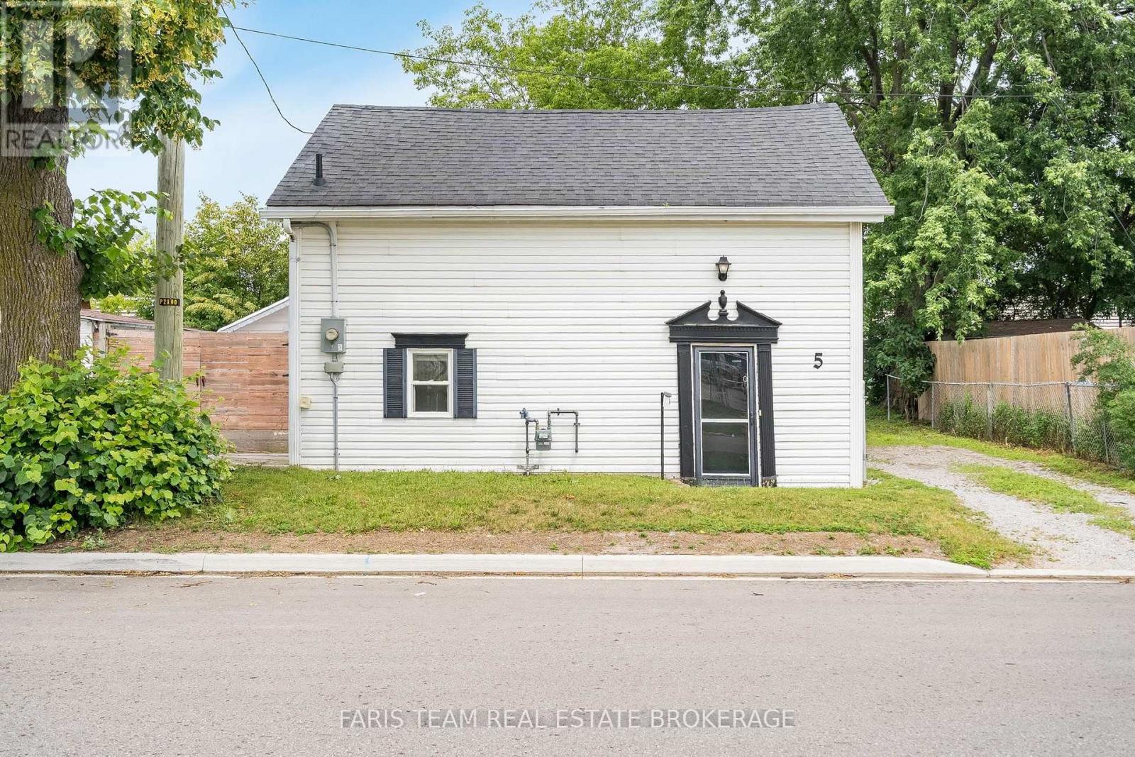 5 Robert Street, Barrie, Ontario  L4N 3H2 - Photo 2 - S13552676