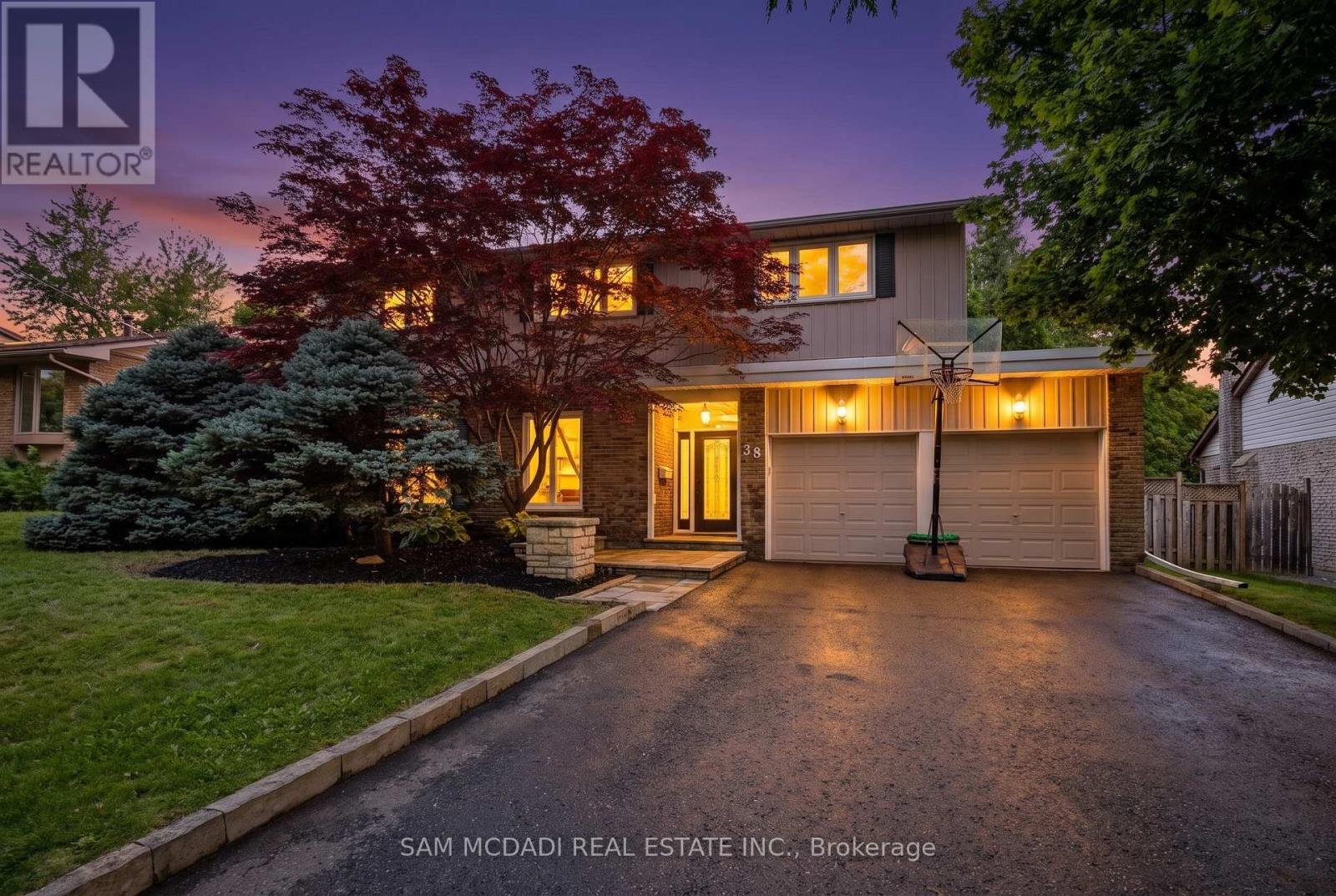 38 KENNINGHALL BOULEVARD, Mississauga (Streetsville)
