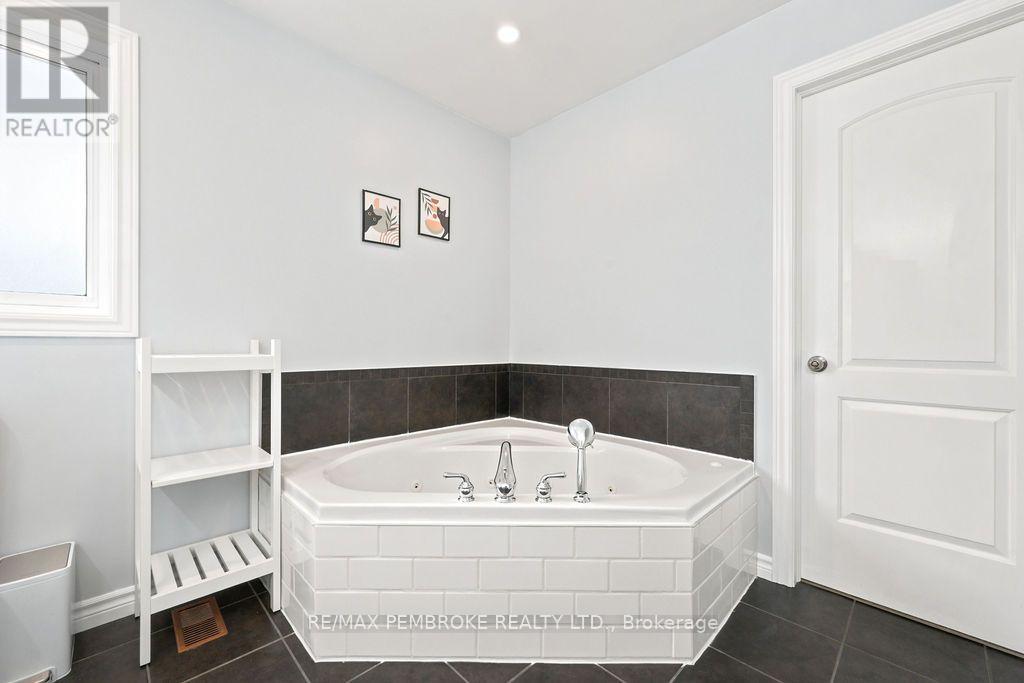 2038 Sandstone Crescent, Petawawa, Ontario  K8H 0A6 - Photo 7 - X13552742