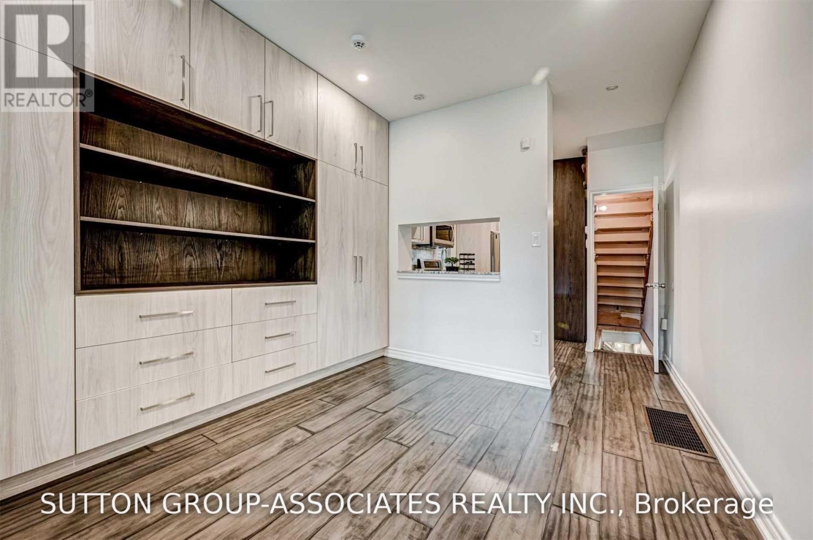 739 Manning Avenue, Toronto, Ontario  M6G 2W5 - Photo 4 - C13550994