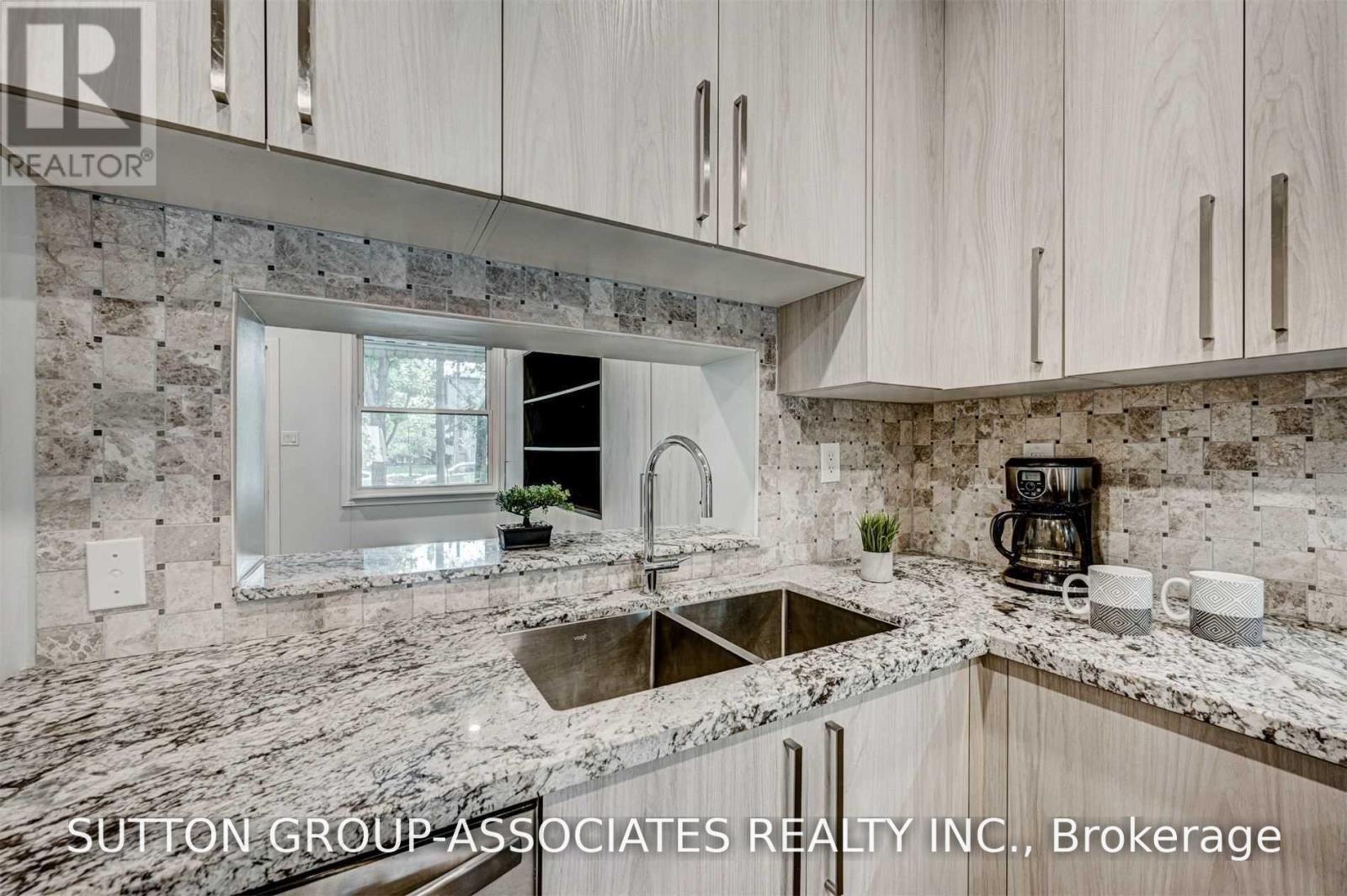 739 Manning Avenue, Toronto, Ontario  M6G 2W5 - Photo 8 - C13550994
