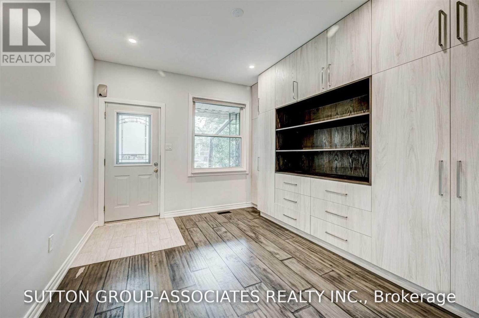 739 Manning Avenue, Toronto, Ontario  M6G 2W5 - Photo 3 - C13550994