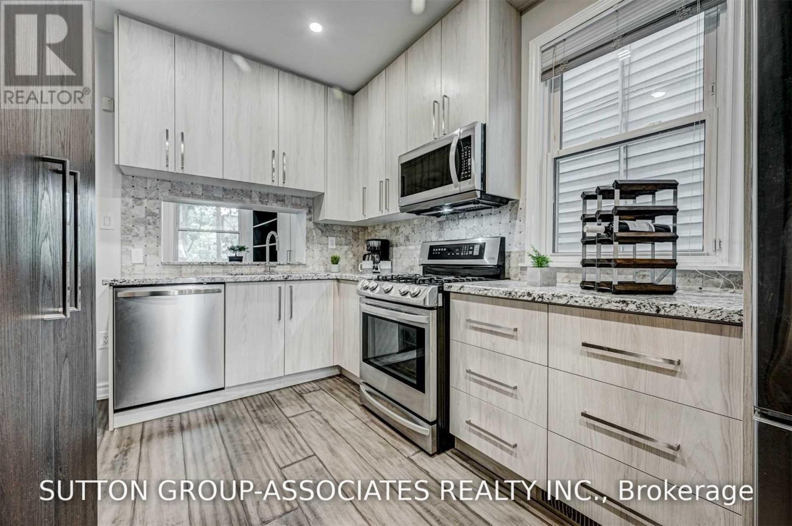 739 Manning Avenue, Toronto, Ontario  M6G 2W5 - Photo 7 - C13550994