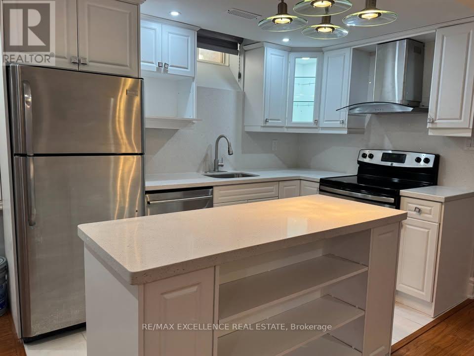 3262 Crimson King Circle, Mississauga, Ontario L5N 8M8 - Photo 4 - W13538012