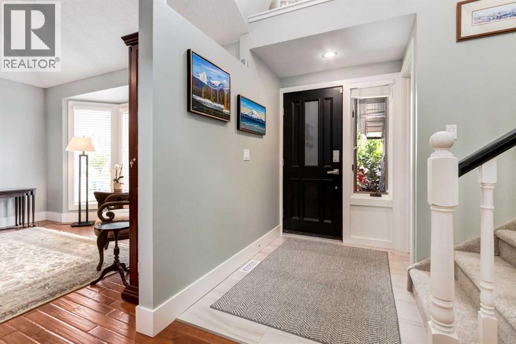 367 Woodbriar Circle SW, Calgary, Alberta  T2W 6A4 - Photo 4 - A2328159