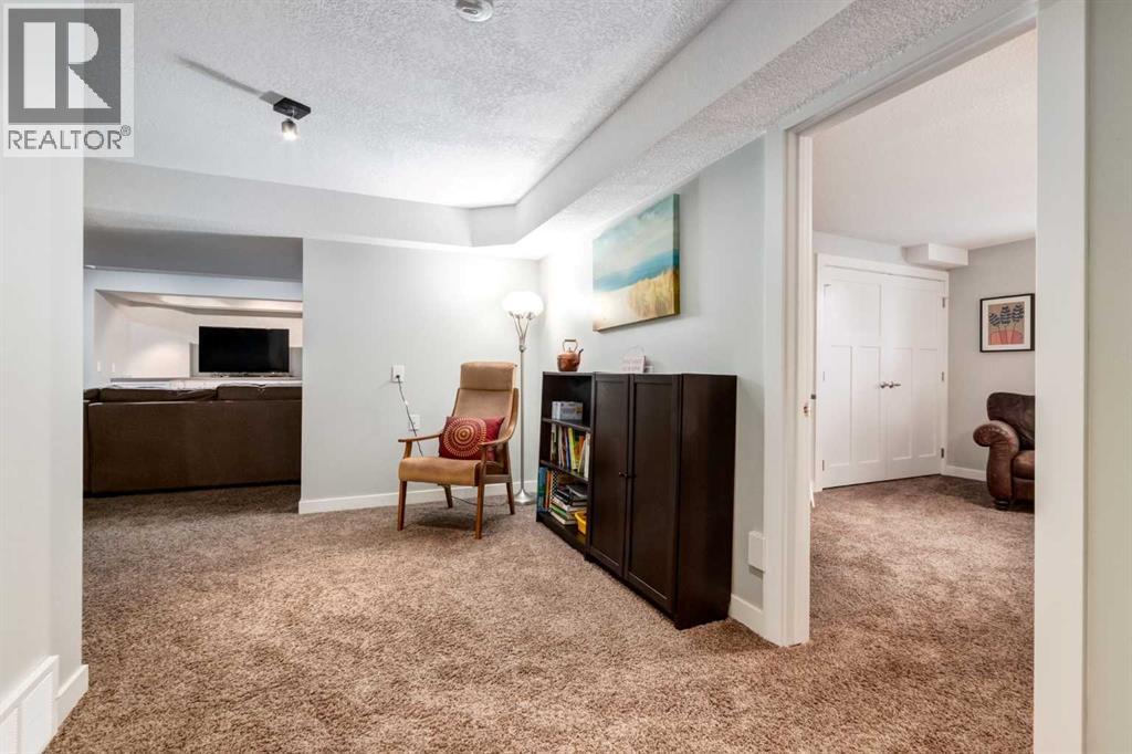 367 Woodbriar Circle SW, Calgary, Alberta  T2W 6A4 - Photo 41 - A2328159