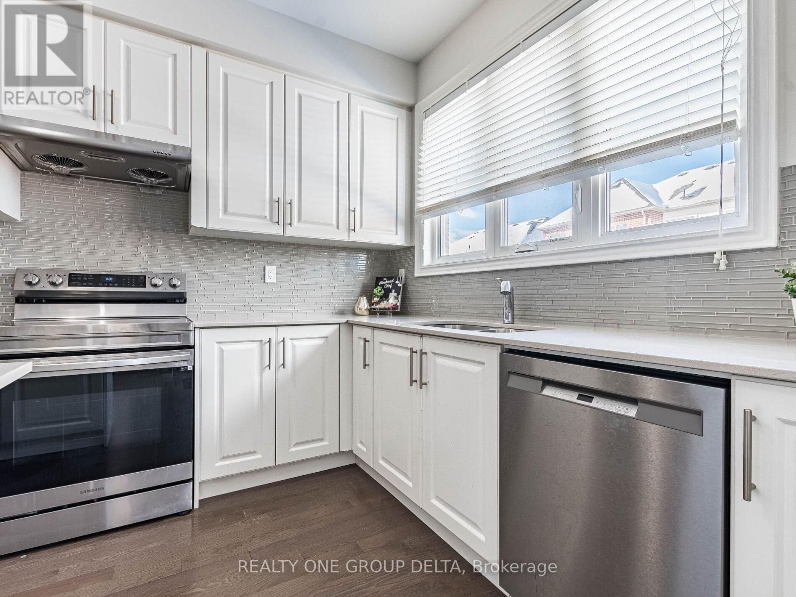 6 Quinton (Upper Level) Ridge, Brampton, Ontario L6Y 0E3 - Photo 3 - W13546444