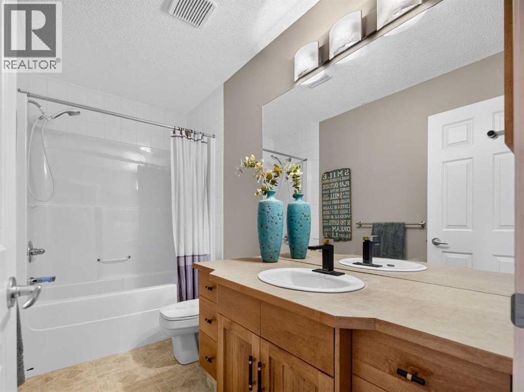 124 Valley Creek Crescent NW, Calgary, Alberta  T3B 5V3 - Photo 35 - A2325536
