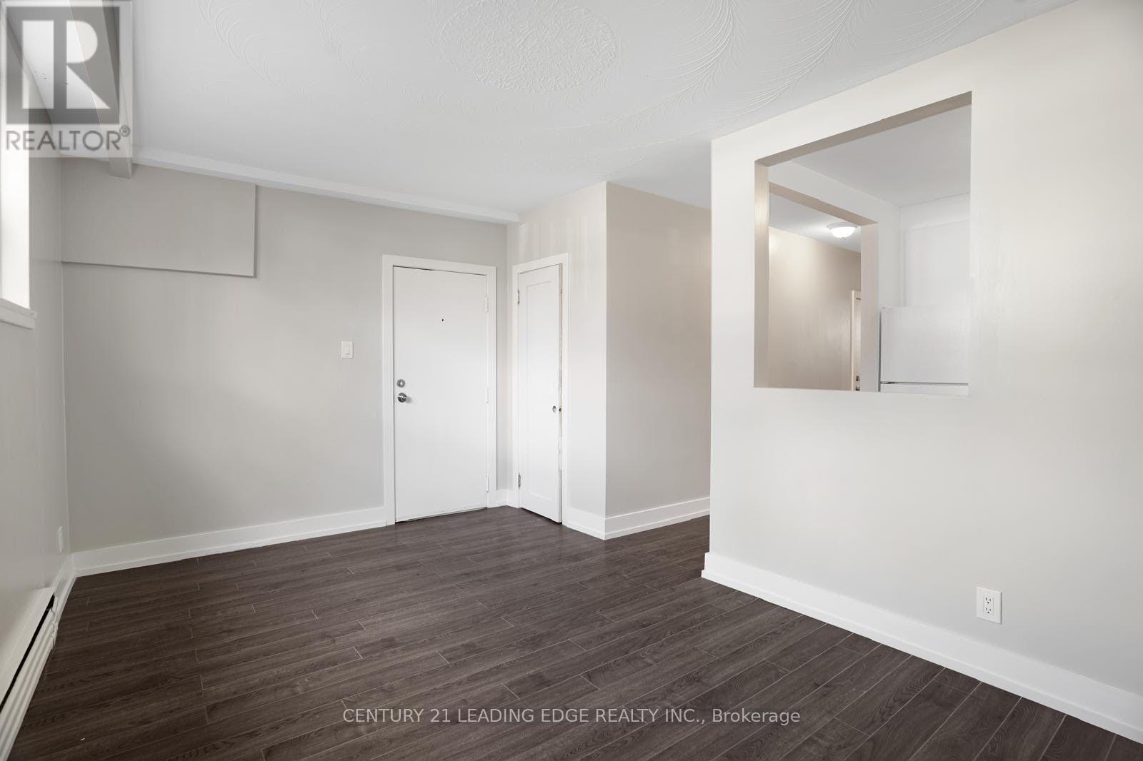 Lower - 15 Virginia Avenue, Toronto, Ontario  M4C 2S6 - Photo 3 - E13550894