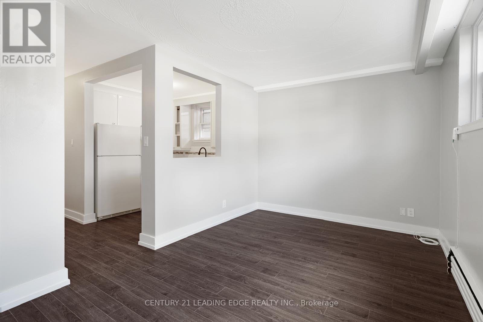 Lower - 15 Virginia Avenue, Toronto, Ontario  M4C 2S6 - Photo 4 - E13550894