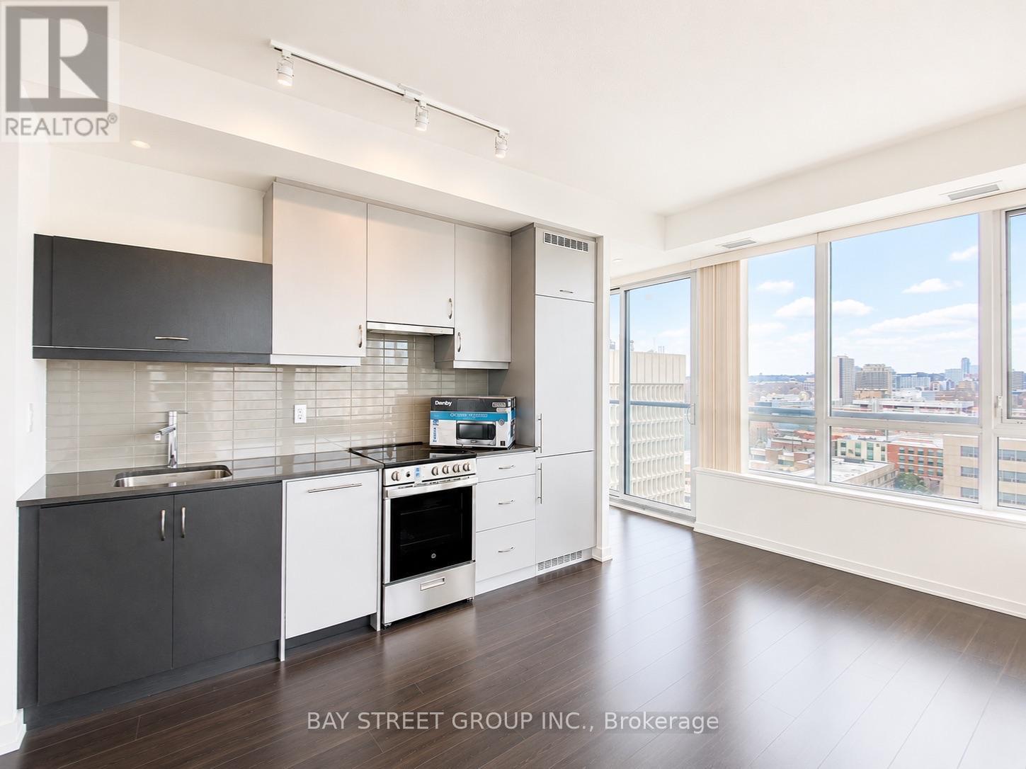 1607 - 181 Huron Street, Toronto, Ontario  M5T 0C1 - Photo 2 - C13551556