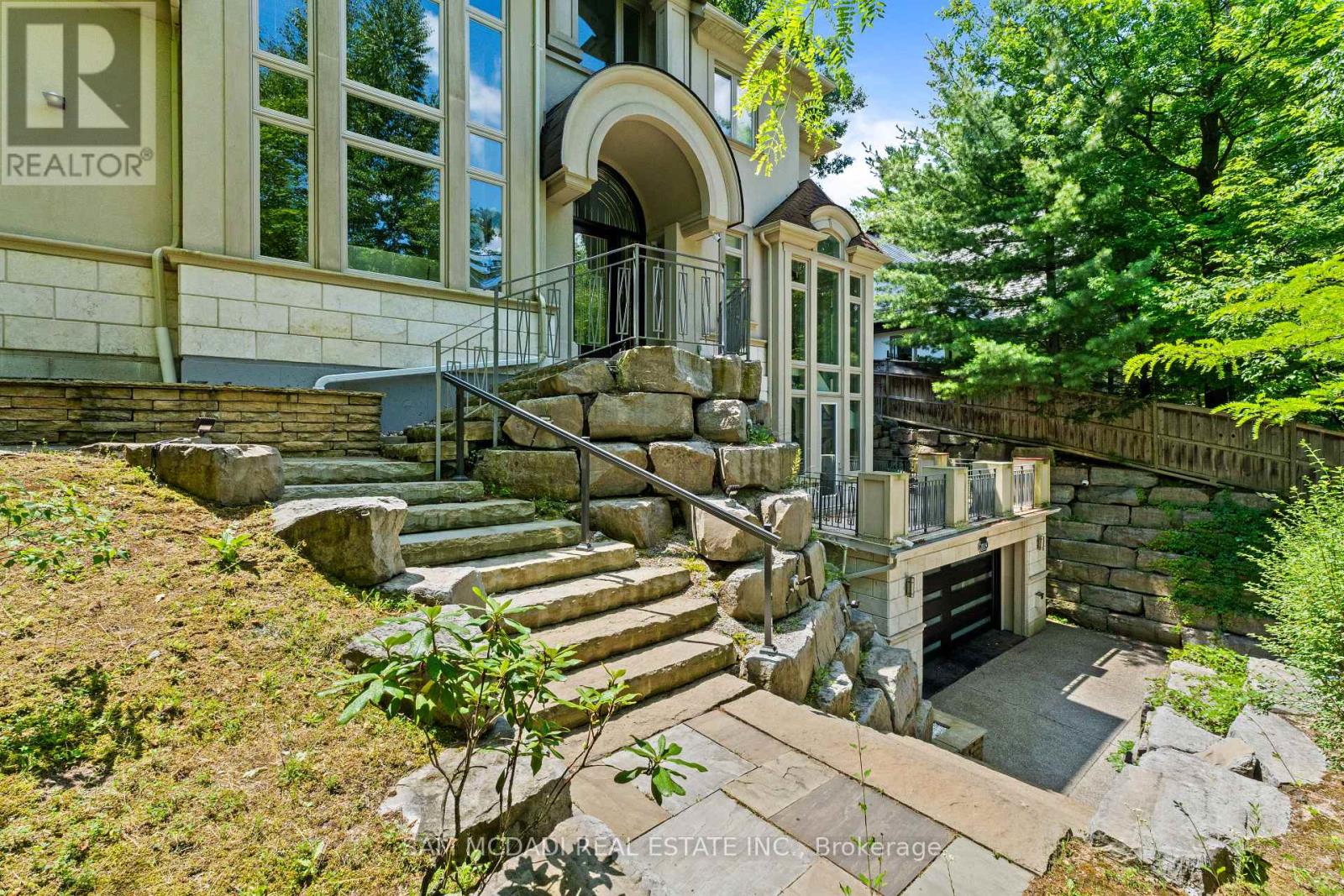 2014 Heartwood Court, Mississauga, Ontario  L5C 4P7 - Photo 2 - W13553166