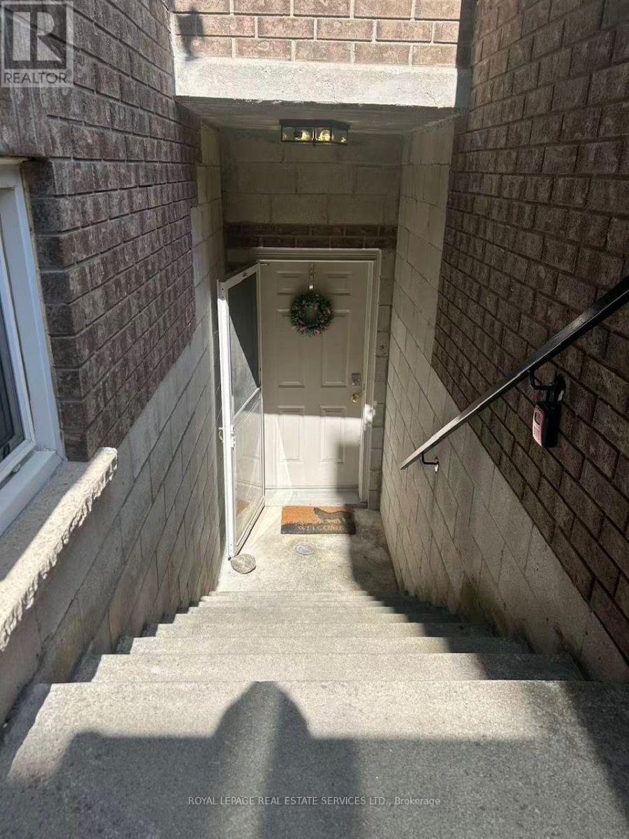 71 Stockdale Crescent, Richmond Hill, Ontario L4C 3T1 - Photo 3 - N13530454