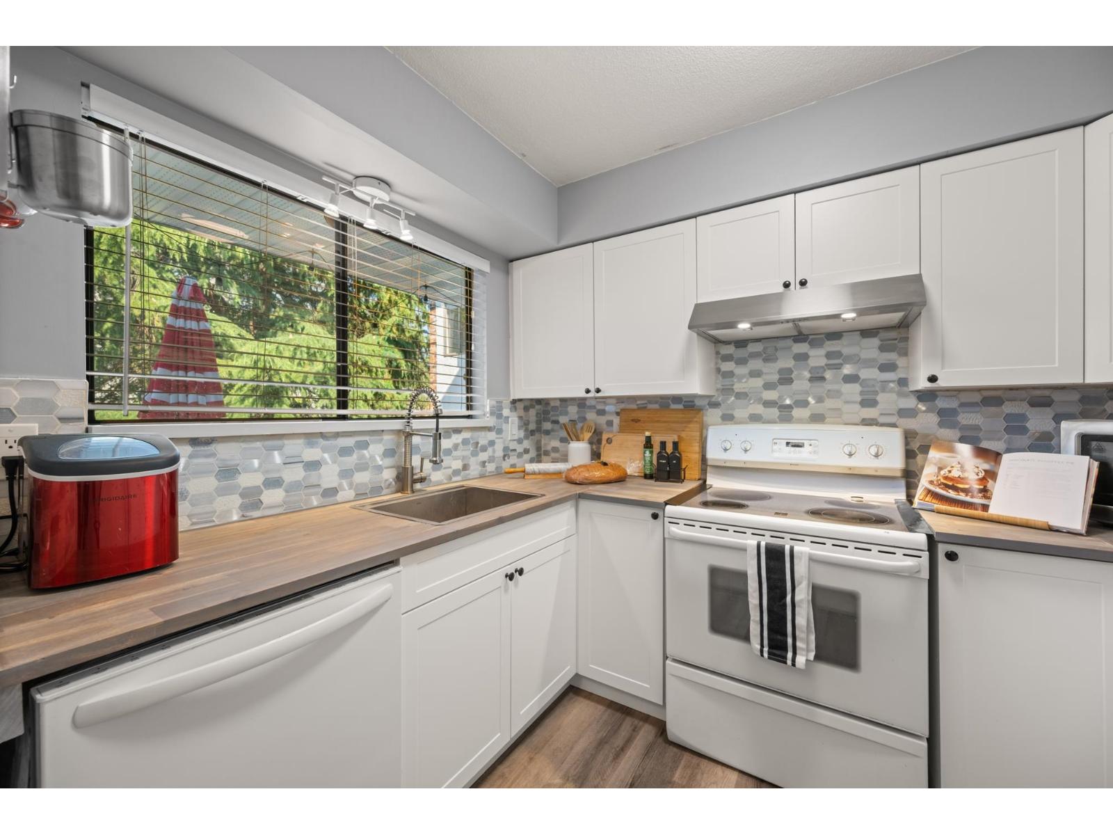 204 1544 Fir Street, White Rock, British Columbia  V4B 4B7 - Photo 3 - R3144611