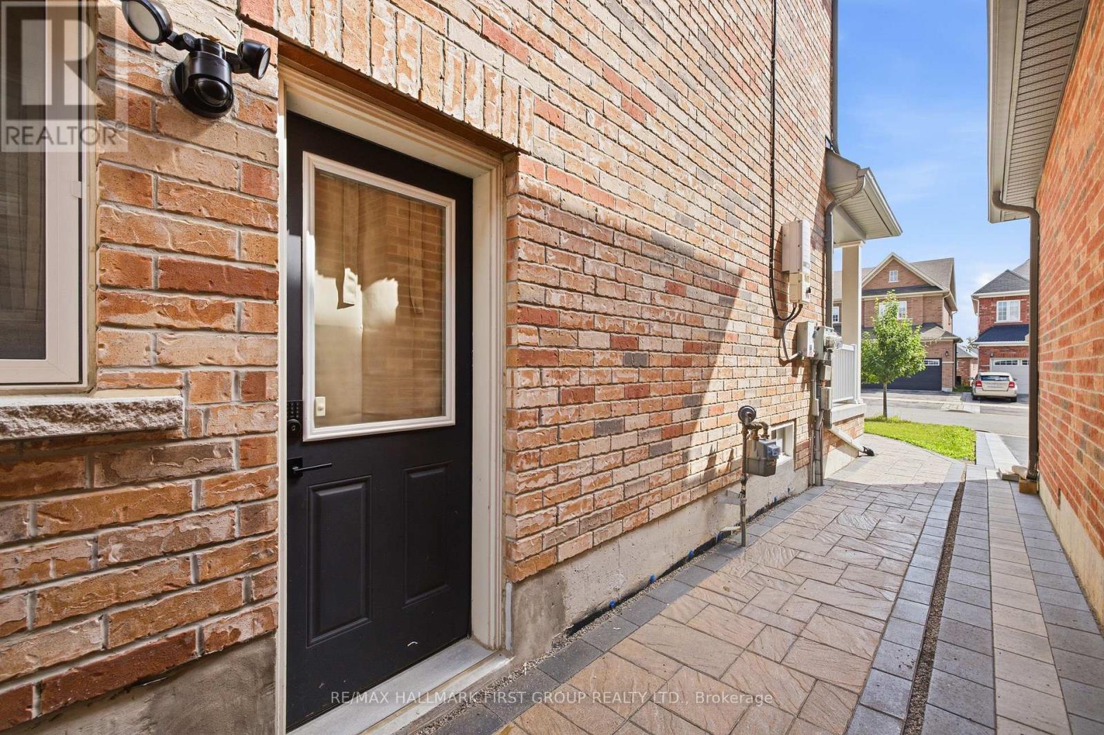527 Halo Street, Oshawa, Ontario  L1L 0H9 - Photo 2 - E13553592