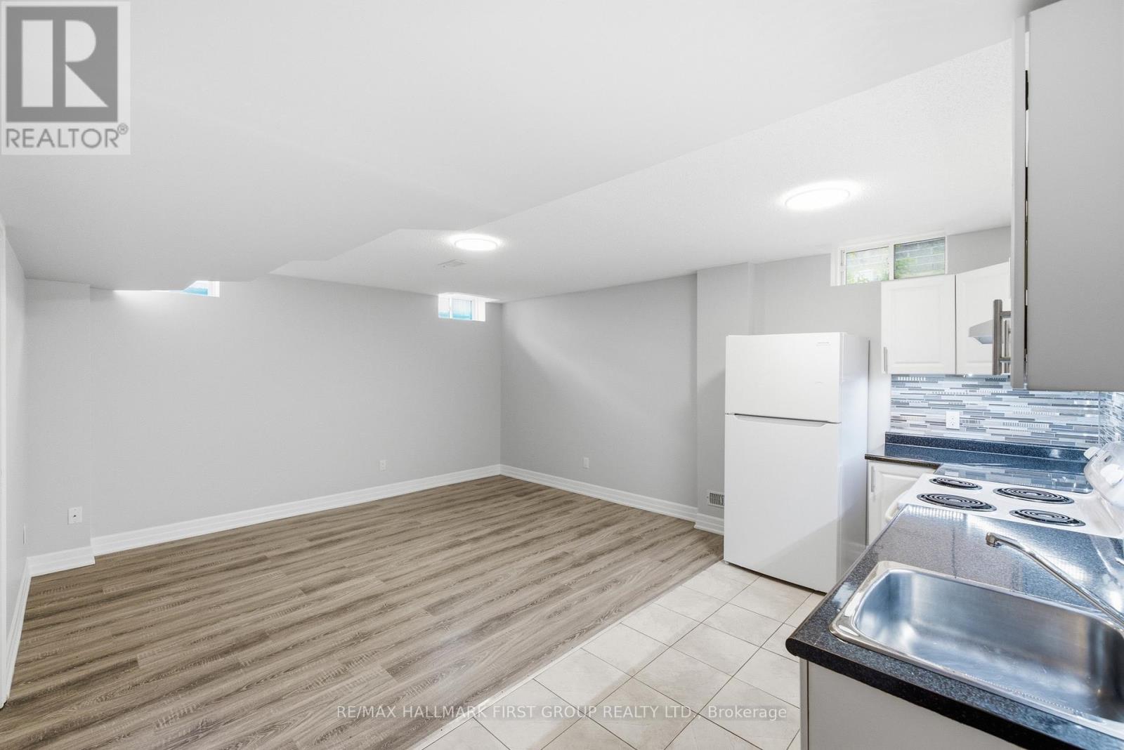 527 Halo Street, Oshawa, Ontario  L1L 0H9 - Photo 5 - E13553592