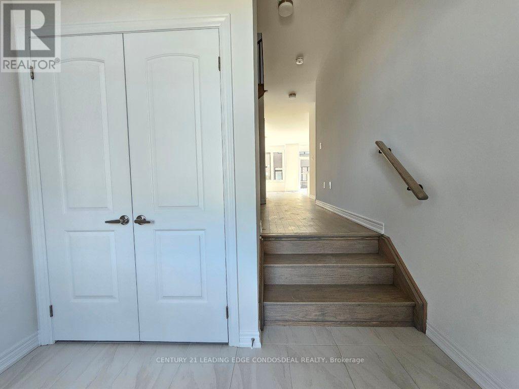 21 Milady Crescent, Barrie, Ontario  L9J 0X3 - Photo 4 - S13553838