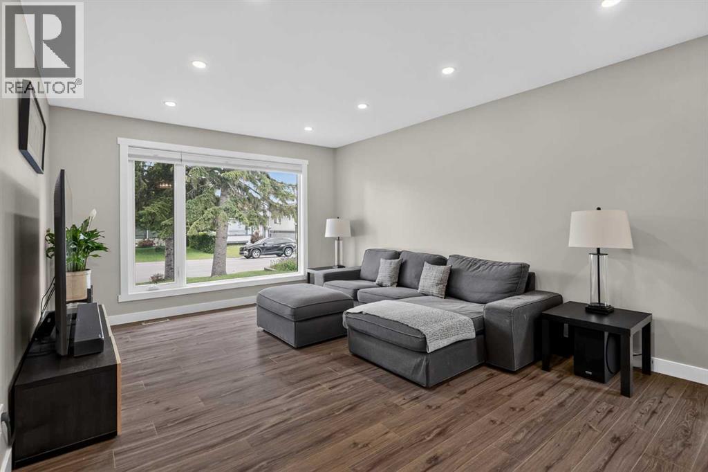 132 Woodglen Way SW, Calgary, Alberta  T2W 4T3 - Photo 4 - A2326302