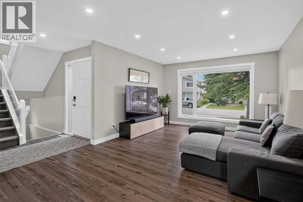 132 Woodglen Way SW, Calgary, Alberta  T2W 4T3 - Photo 5 - A2326302
