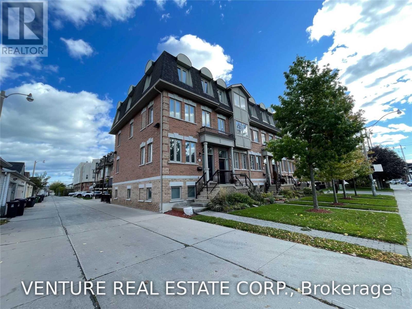 31 Ted Reeve Drive, Toronto, Ontario  M4E 3T7 - Photo 2 - E13553966