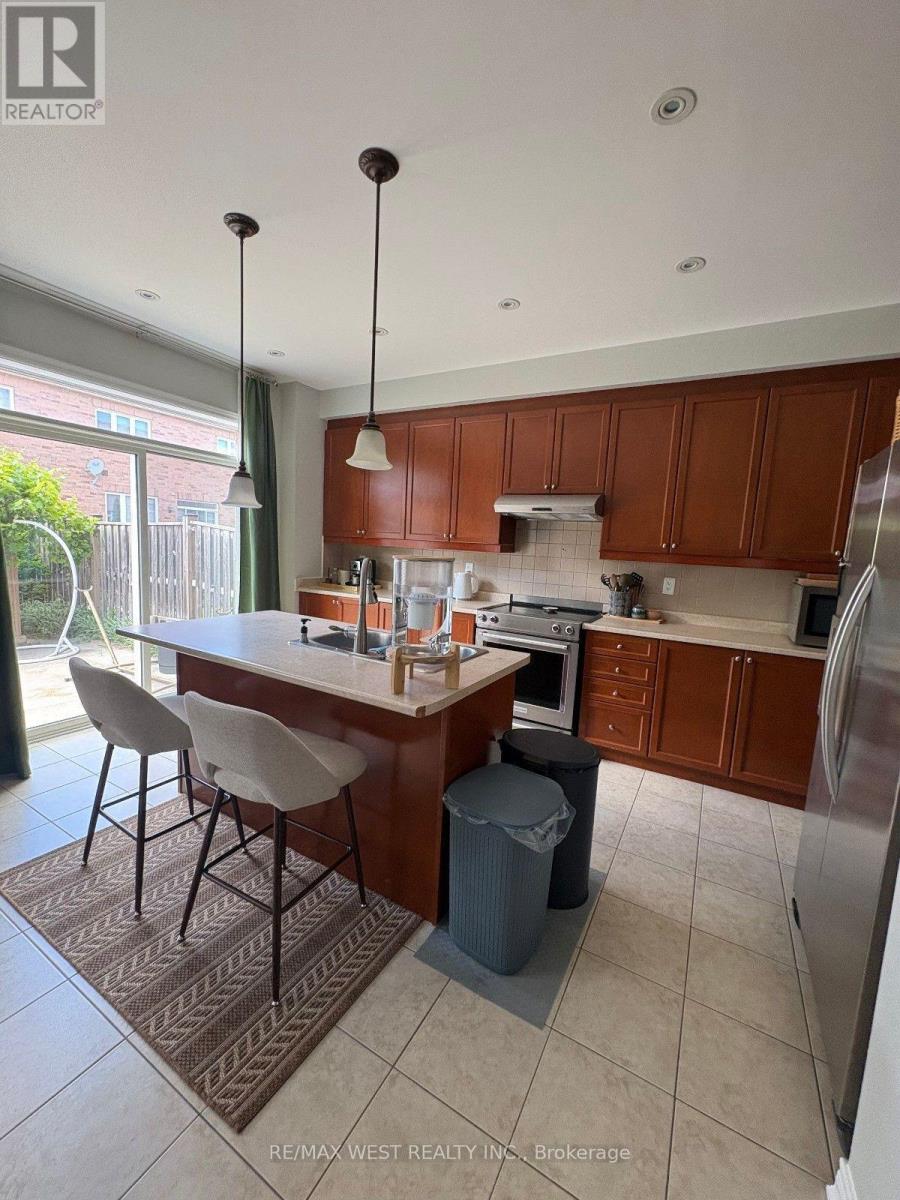 8 Callalily Road, Brampton, Ontario  L7A 0M1 - Photo 7 - W13554124