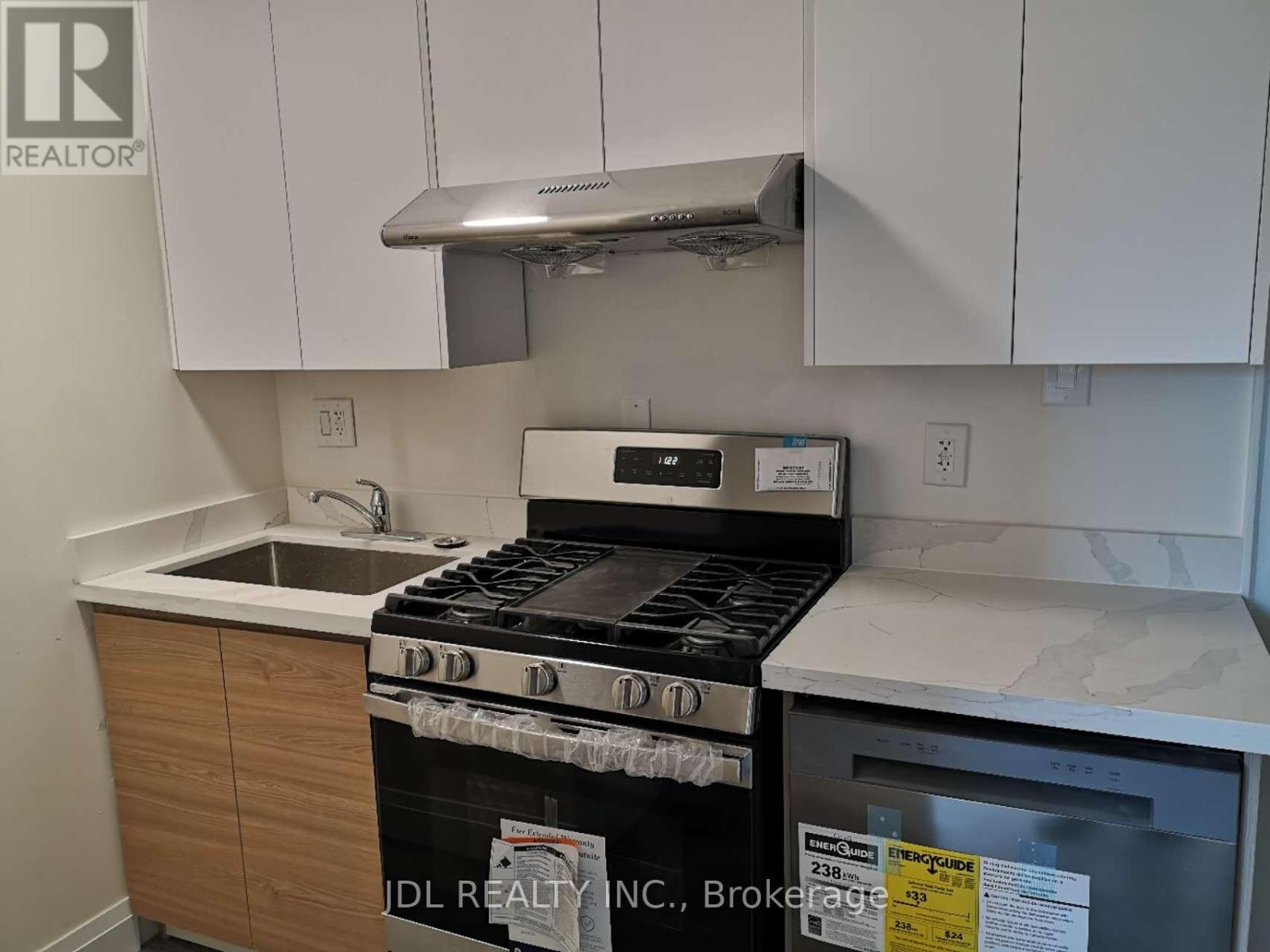 5 - 5 Sorauren Avenue, Toronto, Ontario  M6R 2C6 - Photo 2 - W13554240