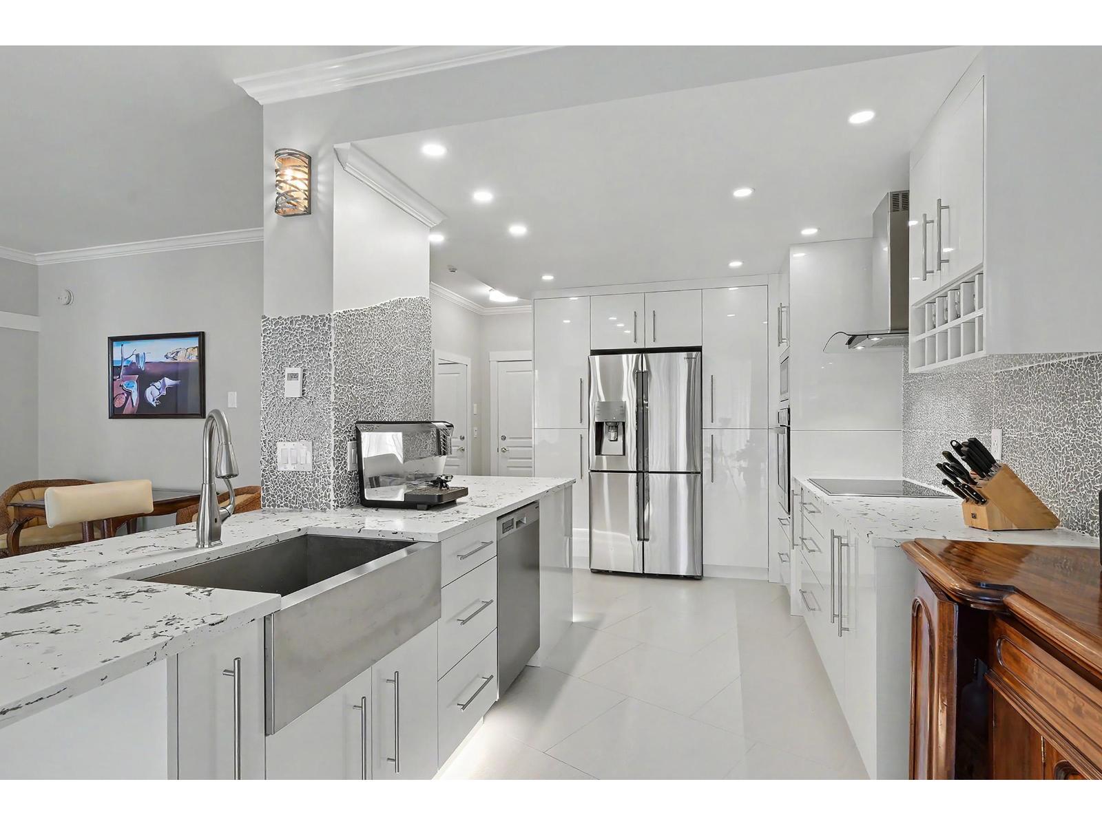 208 1765 MARTIN DRIVE — photo 4
