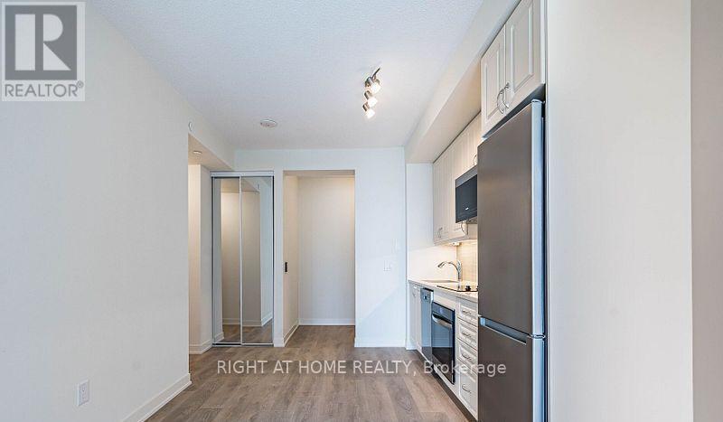 38 Annie Craig Drive, Toronto, Ontario  M8V 0G9 - Photo 5 - W13554292