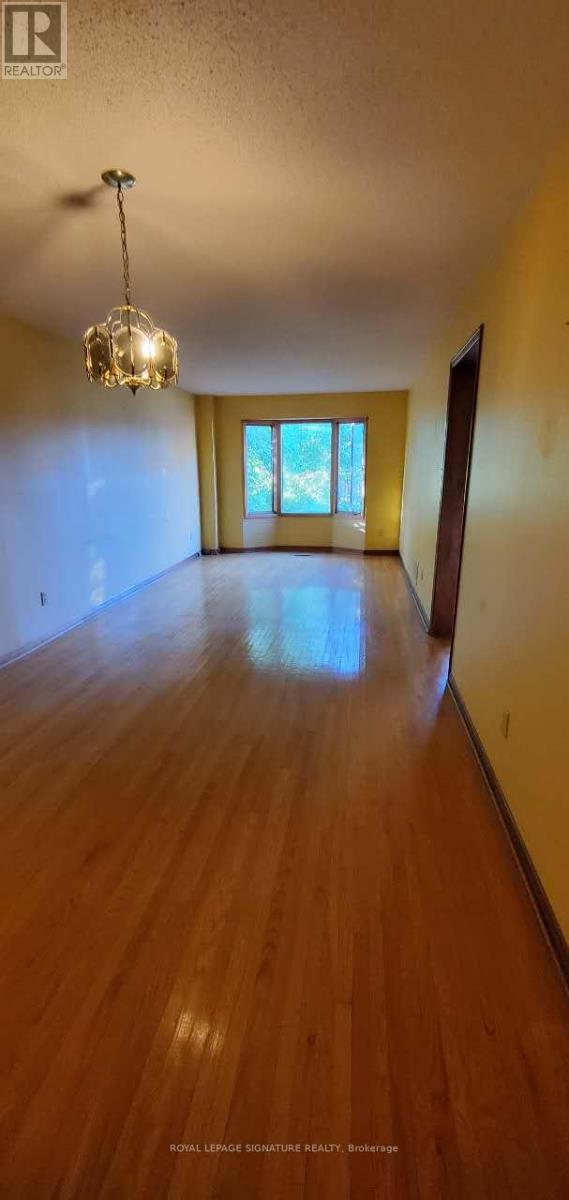167 Surbray Grove, Mississauga, Ontario  L5B 2E2 - Photo 3 - W13554328