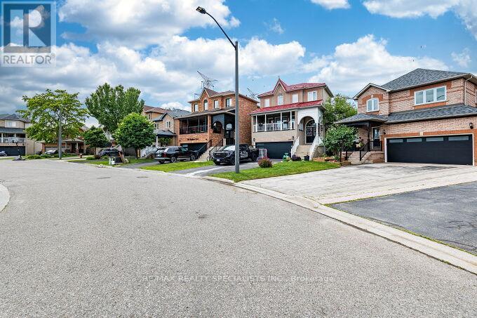 7389 Banffshire Court, Mississauga, Ontario L5N 7Z9 - Photo 2 - W13554380