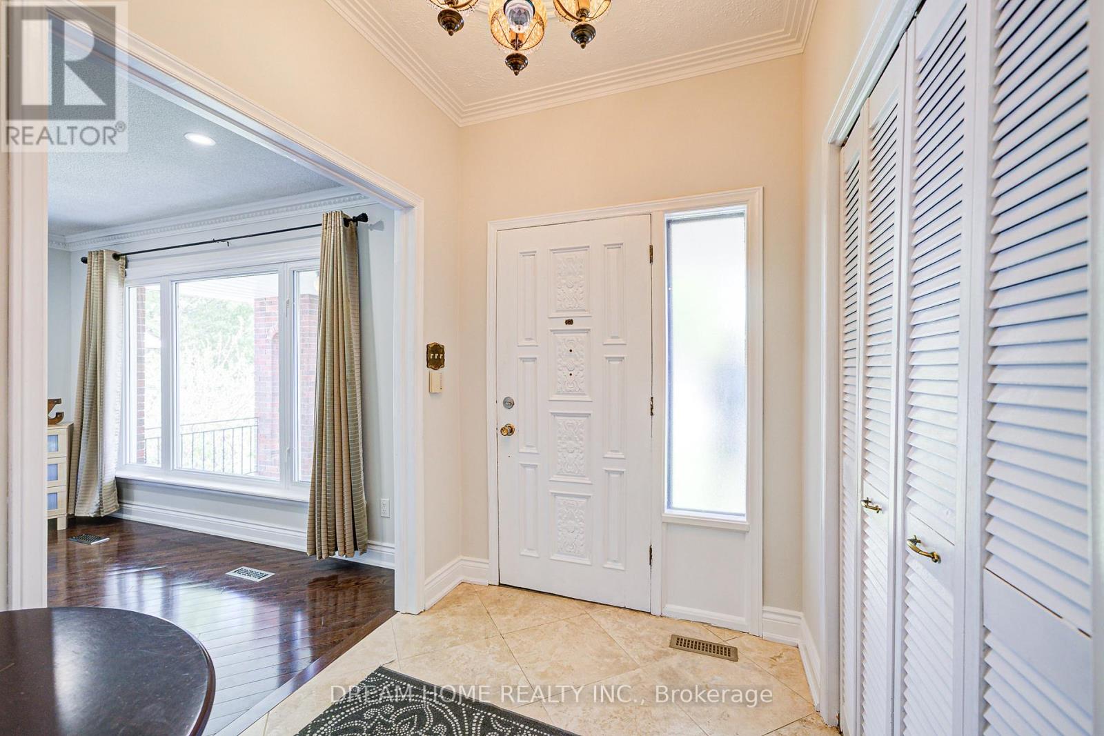98 Weldrick Road W, Richmond Hill, Ontario  L4C 3T8 - Photo 4 - N13554434