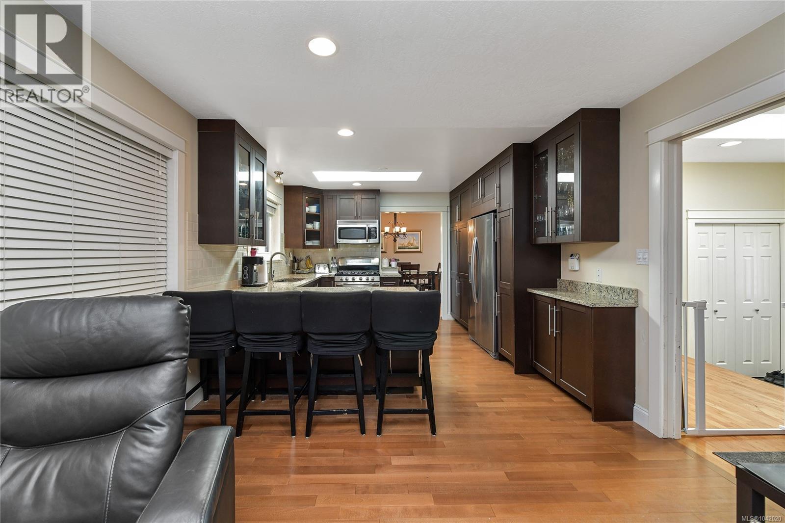 786 Cameo St, Saanich, British Columbia  V8X 4M4 - Photo 10 - 1042020