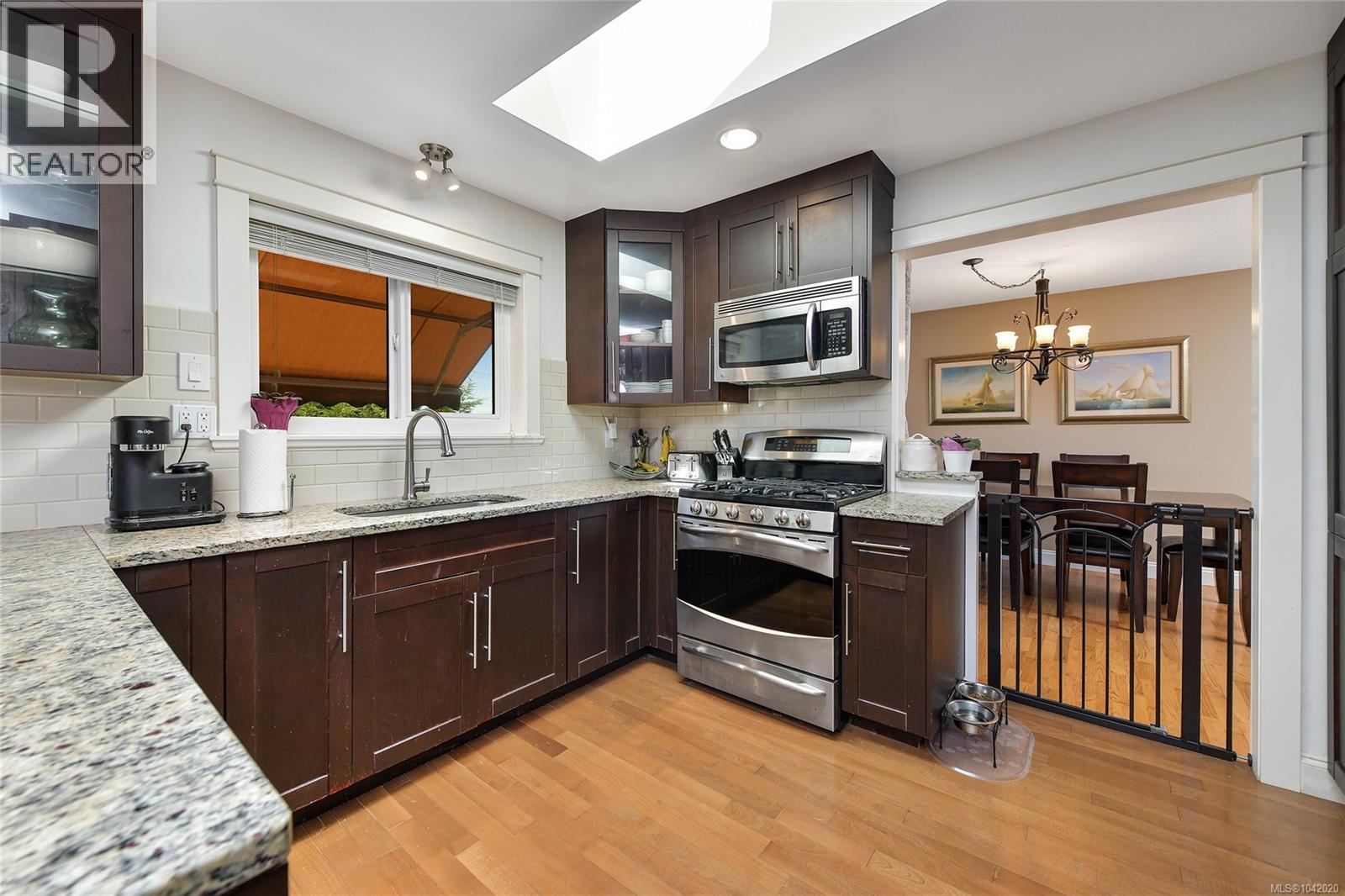 786 Cameo St, Saanich, British Columbia  V8X 4M4 - Photo 12 - 1042020