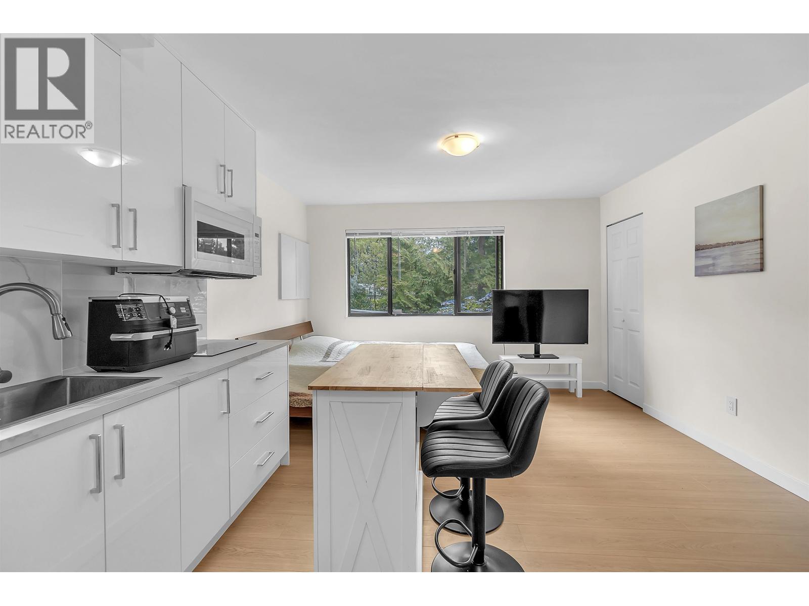Studio 3xxx St. Andrews Avenue, North Vancouver, British Columbia  V7N 2A3 - Photo 2 - R3142689