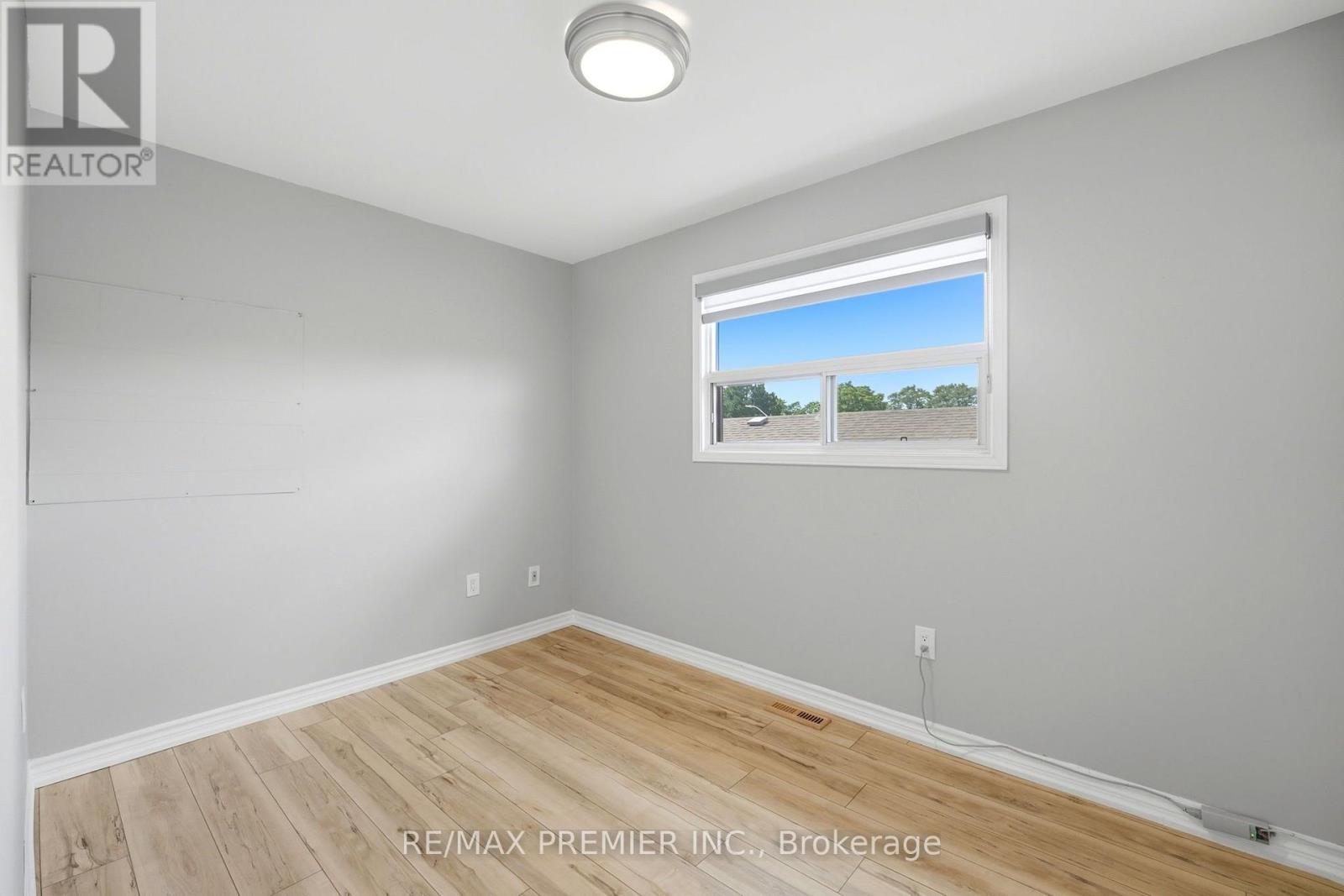 Upper Level - 21 Avon Crescent, Vaughan, Ontario  L4L 1H4 - Photo 17 - N13540726