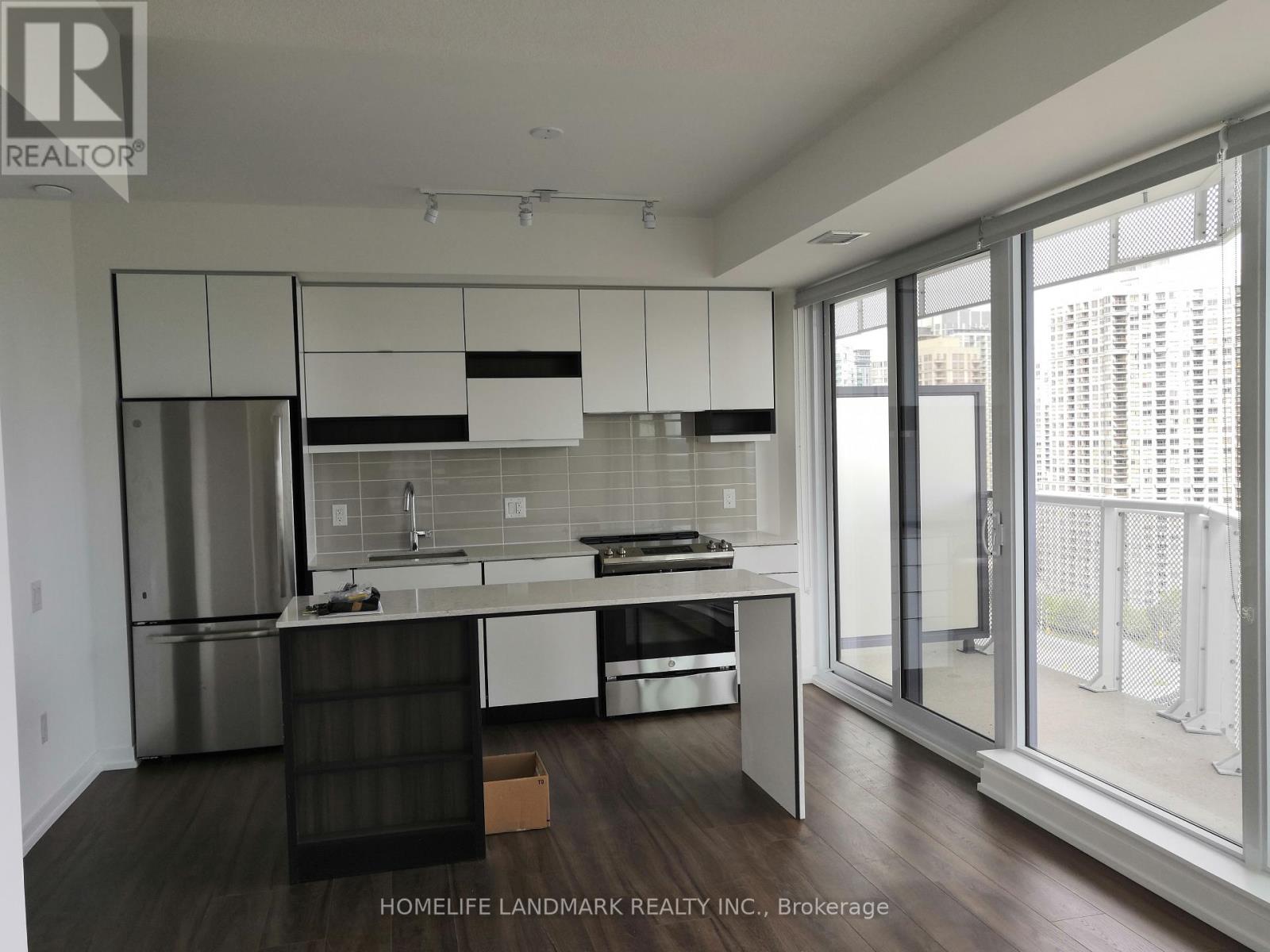 1810 - 4065 Confederation Parkway, Mississauga, Ontario  L5B 0L4 - Photo 3 - W13554764