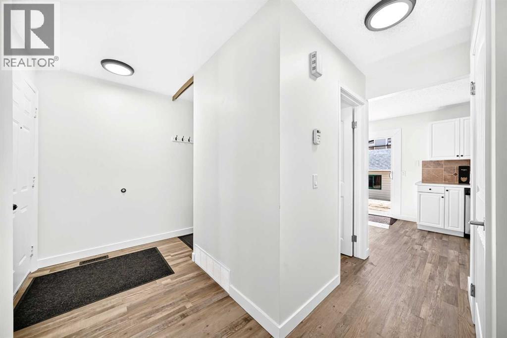 3728 Cedarille Drive Sw, Calgary, Alberta  T2W 3Z8 - Photo 3 - A2326804