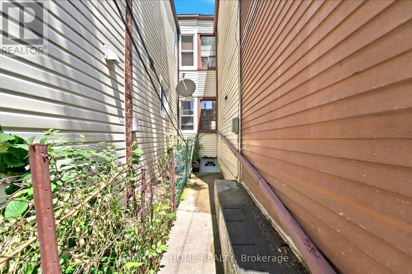 7 Andrews Avenue, Toronto, Ontario  M6J 1S2 - Photo 25 - C13554836