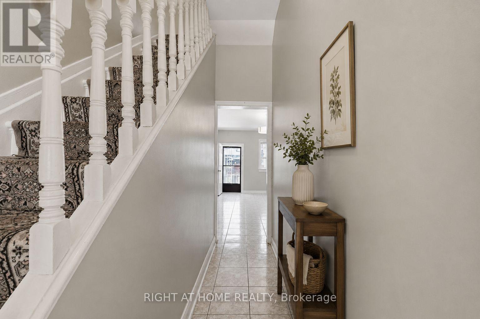7 Andrews Avenue, Toronto, Ontario  M6J 1S2 - Photo 3 - C13554836