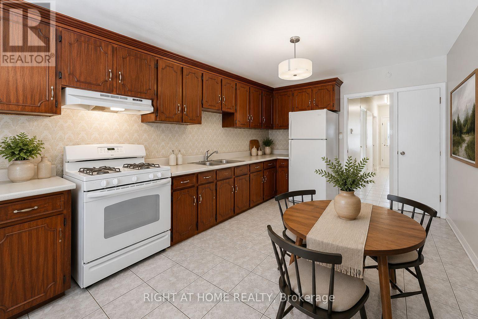 7 Andrews Avenue, Toronto, Ontario  M6J 1S2 - Photo 7 - C13554836