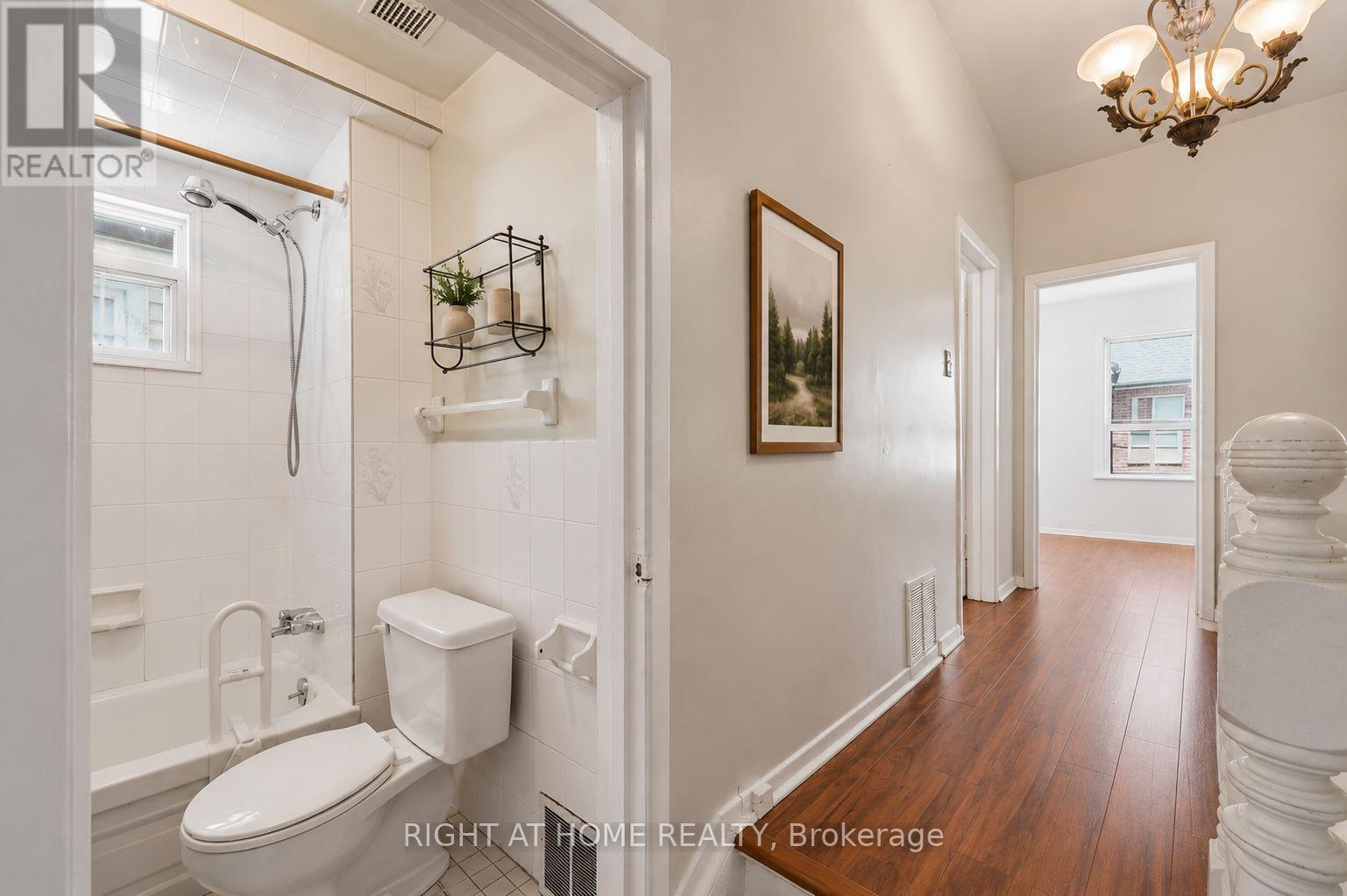7 Andrews Avenue, Toronto, Ontario  M6J 1S2 - Photo 8 - C13554836