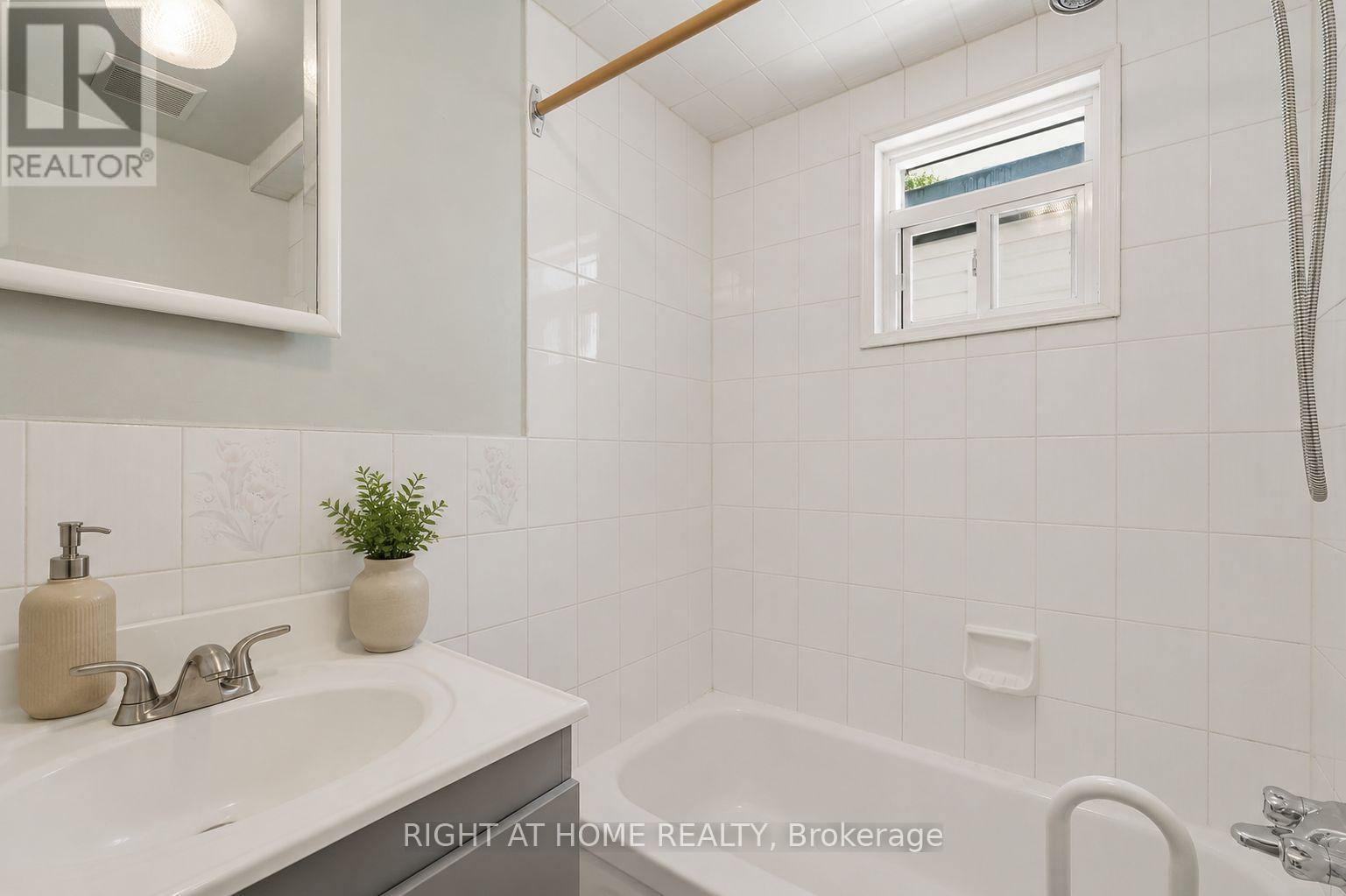 7 Andrews Avenue, Toronto, Ontario  M6J 1S2 - Photo 9 - C13554836