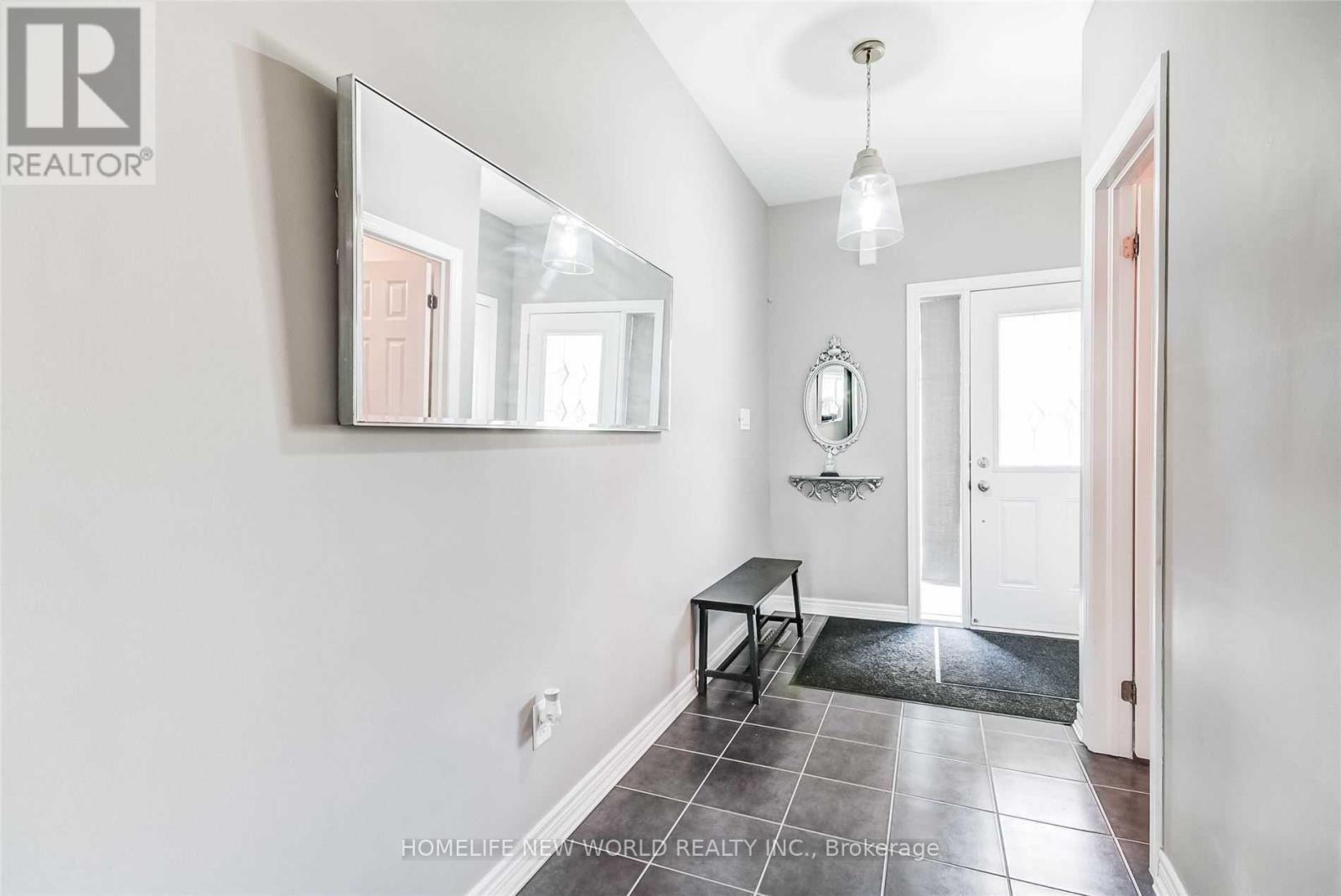 47 Naylor Drive, Bradford West Gwillimbury, Ontario  L3Z 0J8 - Photo 4 - N13554838