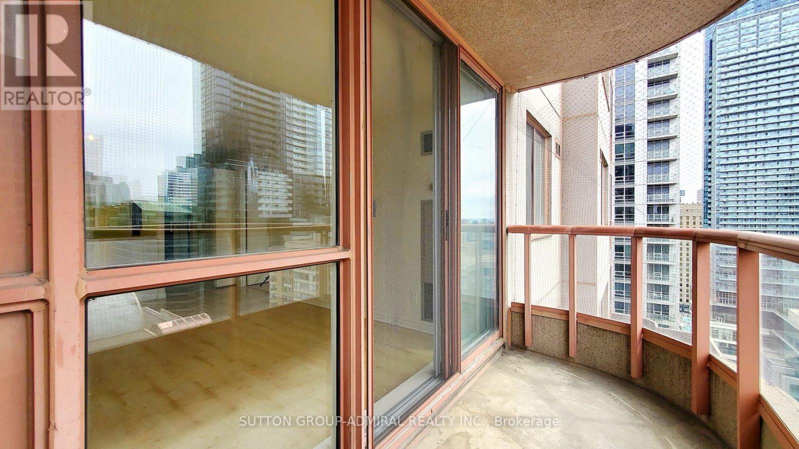 2001 - 736 Bay Street, Toronto, Ontario  M5G 2M4 - Photo 8 - C13554916