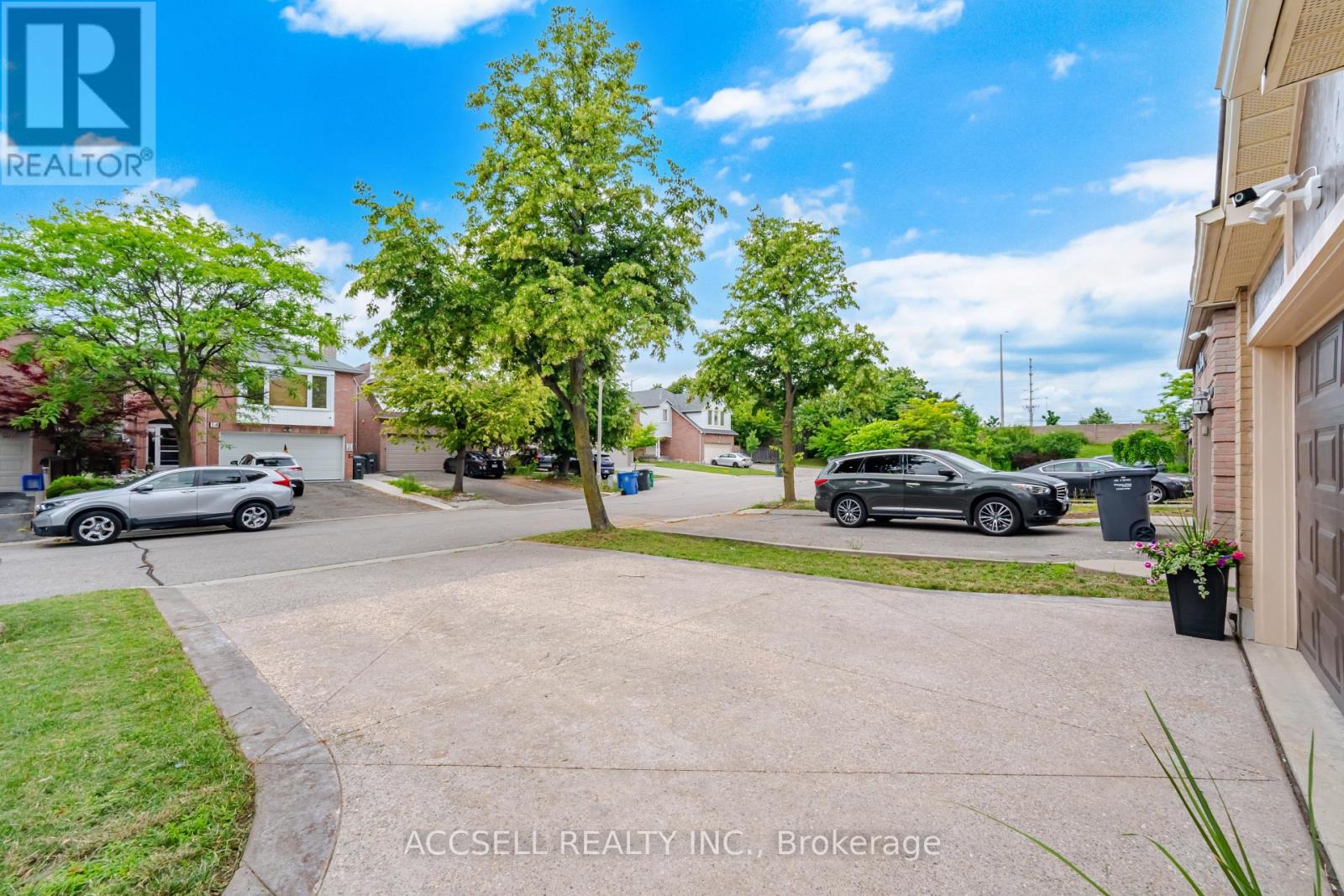 32 Niles Court, Brampton, Ontario  L6S 5T5 - Photo 4 - W13554928