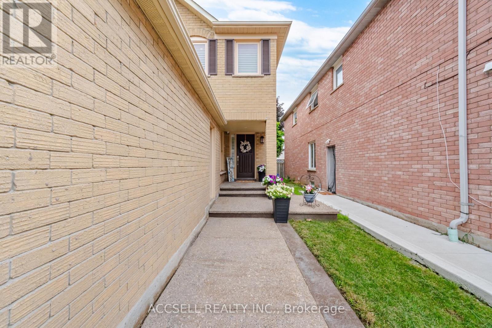 32 Niles Court, Brampton, Ontario  L6S 5T5 - Photo 5 - W13554928