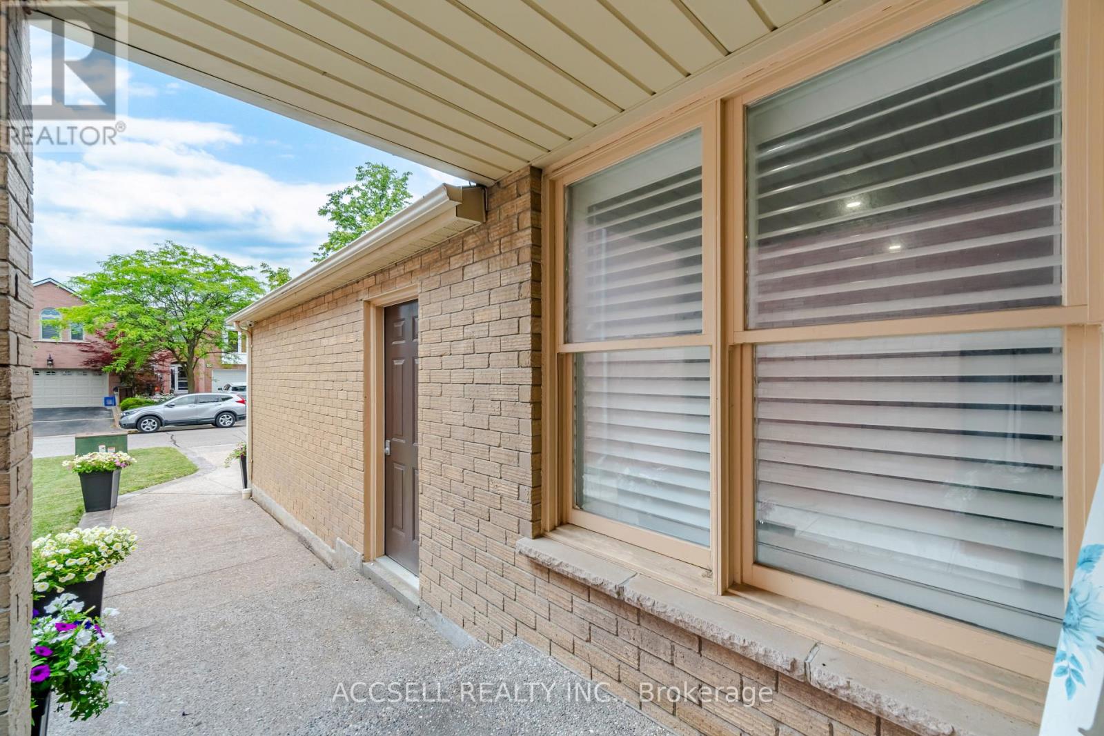 32 Niles Court, Brampton, Ontario  L6S 5T5 - Photo 6 - W13554928
